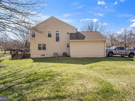 4th image of 721 Locust Ln