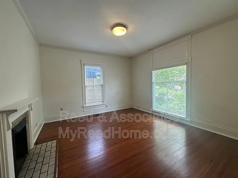 1042 Blythe St — Photo 3