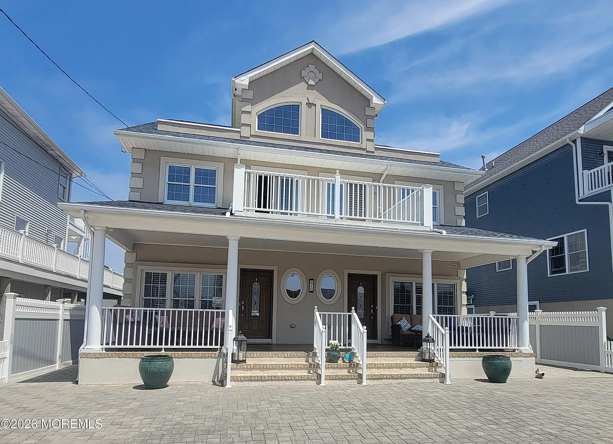 Building Photo - 10 3rd Ave #B