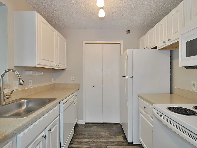 Pendleton Park Apartments — Photo 6