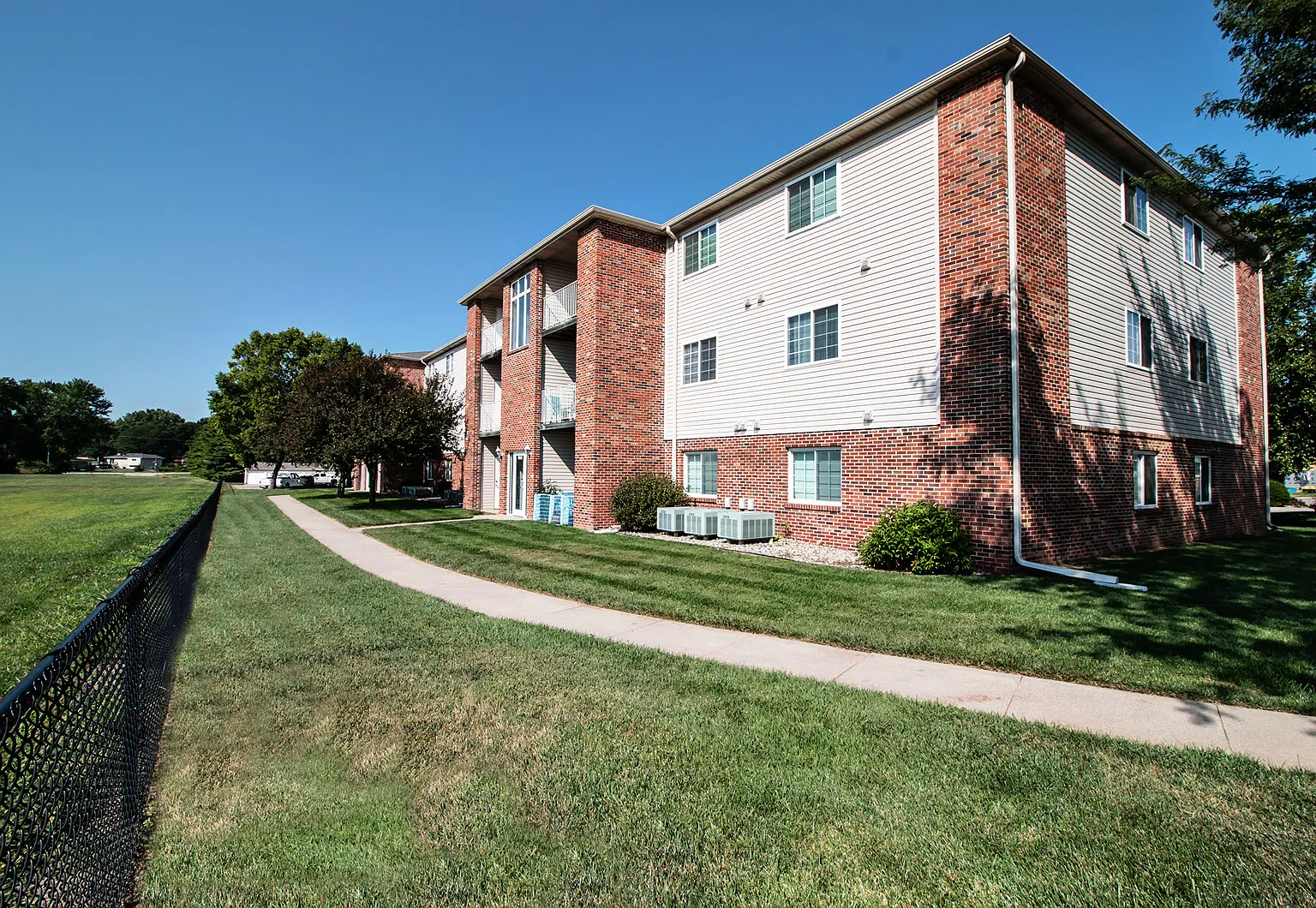 Deerfield Apartments — Photo 1