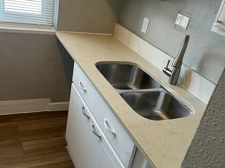 1100 Quivas — Photo 1