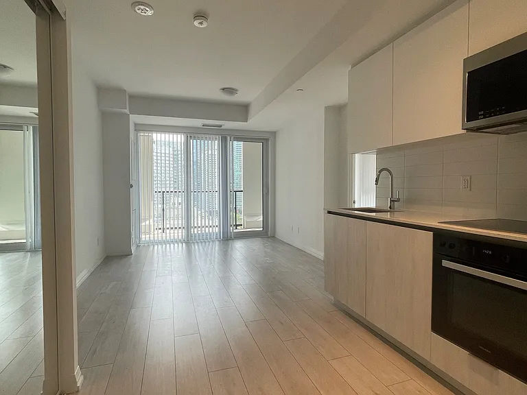 400 King St W #1017 — Photo 2