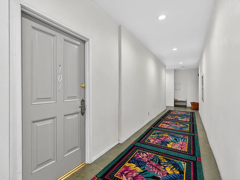 Woodman Ave Apartments — Photo 45