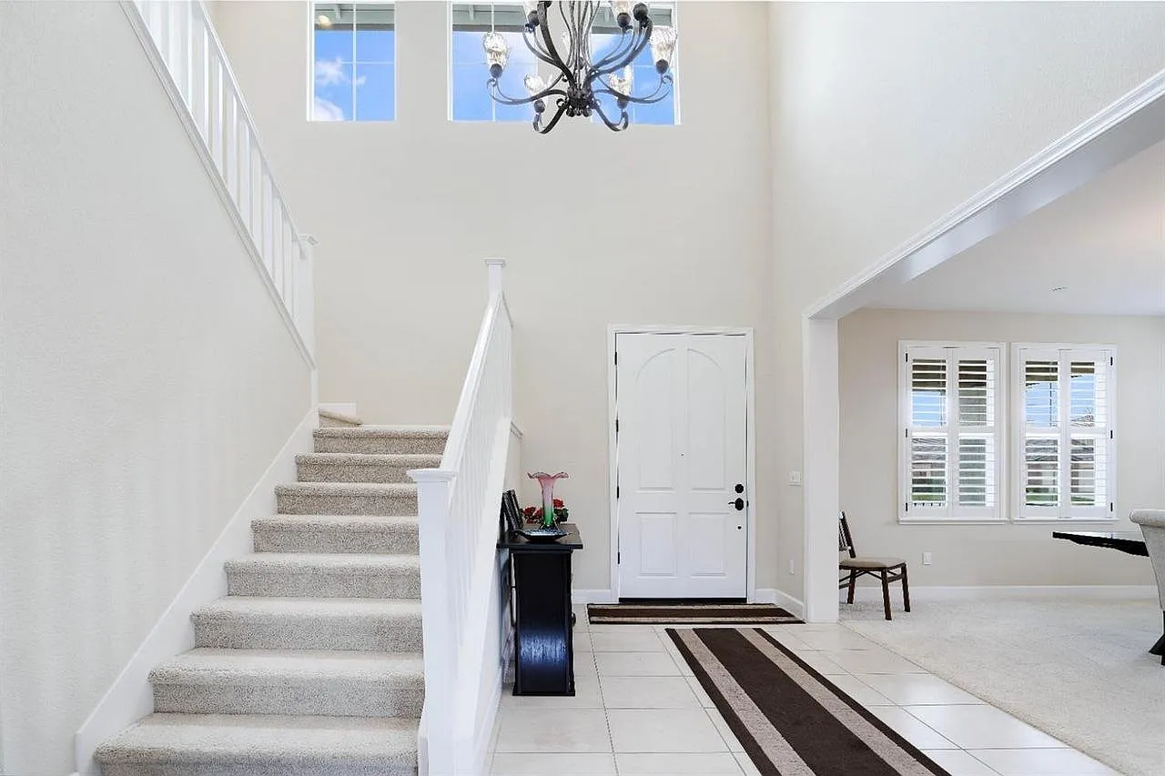 4 bed, 2856 sqft, $4,050 — Photo 2