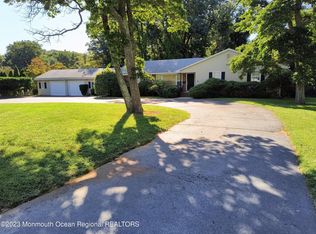 10 Lindy Ln, Lincroft, NJ 07738