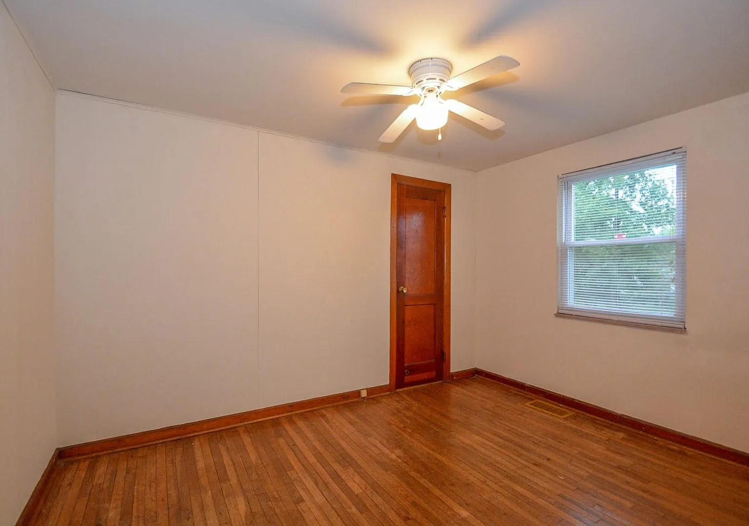 207 E 14th St - 5Bed/2Bath - Remodeled Basement! — Photo 4