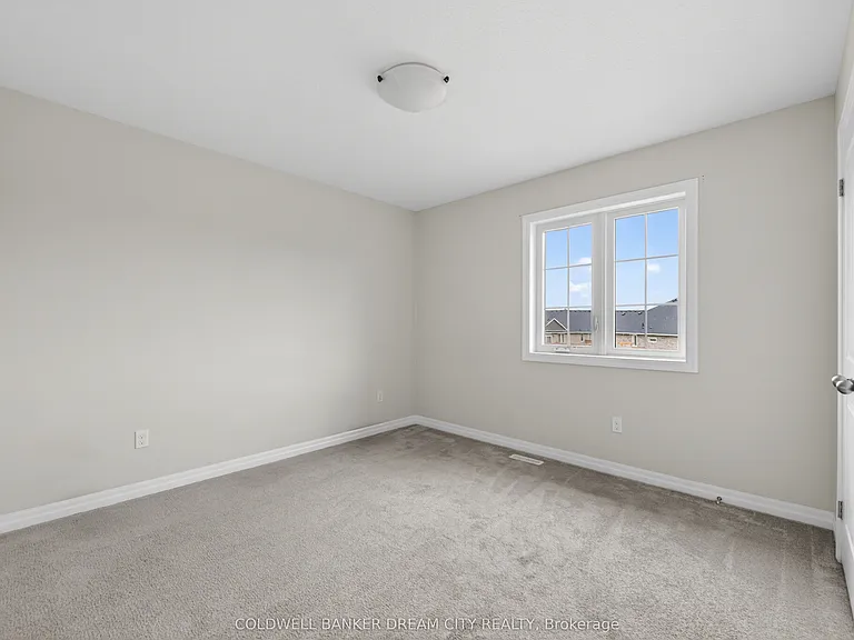 98 Livingston Dr — Photo 33