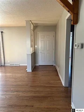 3 bed, 2592 sqft, $2,400 — Photo 4