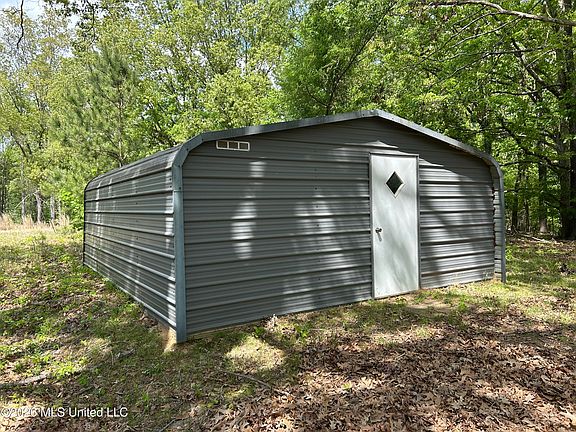 3rd image of 2154 Pine Tree Rd