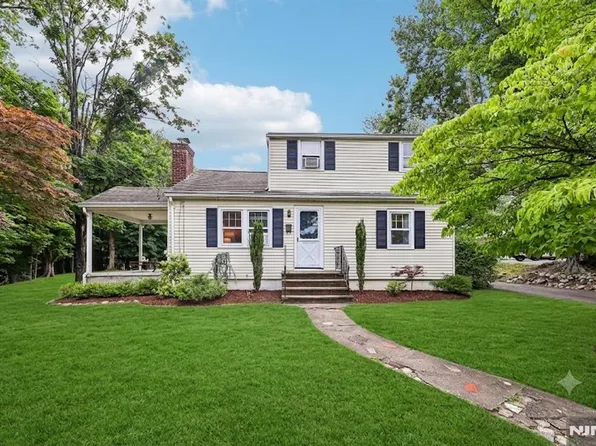 3 Madison Hts, Wyckoff, NJ 07481