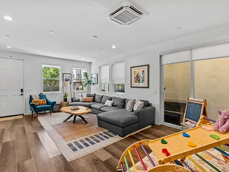 634 Daniel Freeman Cir — Photo 3
