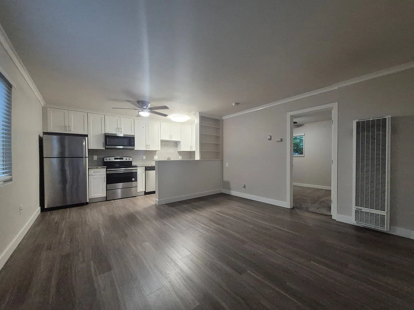 Modern Downstairs 1 Bed 1 Bath- Excellent Midtown Location, Must See! — Photo 2