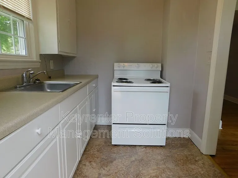 325 James Ave — Photo 26