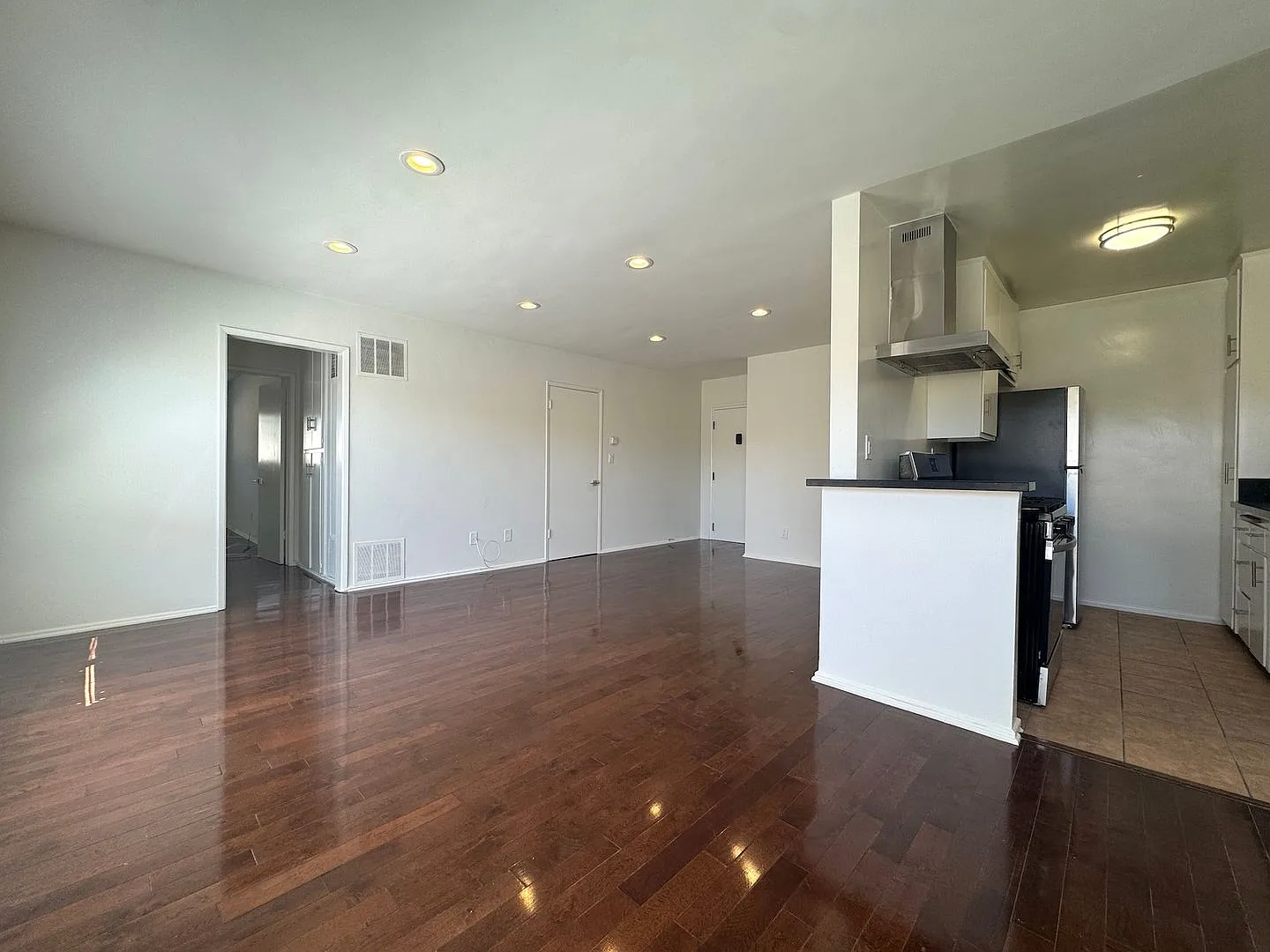 Spacious Top Floor 1 Bedroom in West Hollywood! — Photo 2