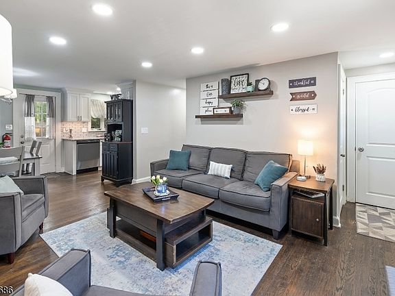 3rd image of 17 Woodstone Rd