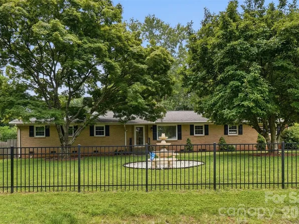 6108 Mallard Dr, Charlotte, NC 28227