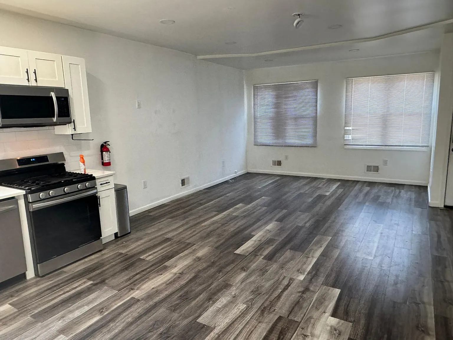 3 bed, 1100 sqft, $3,100 — Photo 3