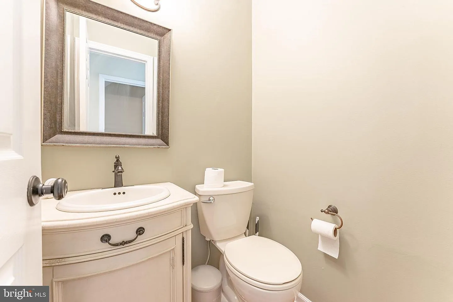 4 bed, 2200 sqft, $3,180 — Photo 3