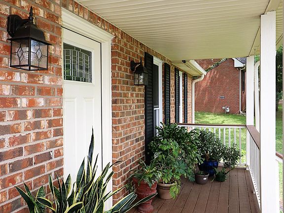 3rd image of 1217 Creekside Dr