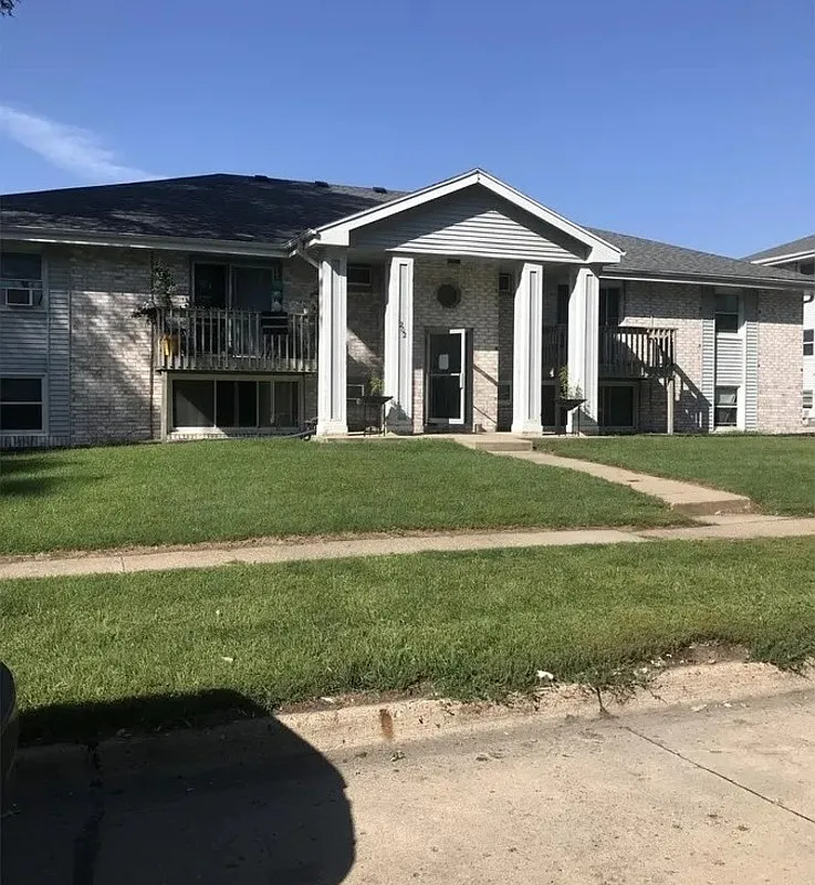 2 bed, 1.0 bath, $895 — Photo 1