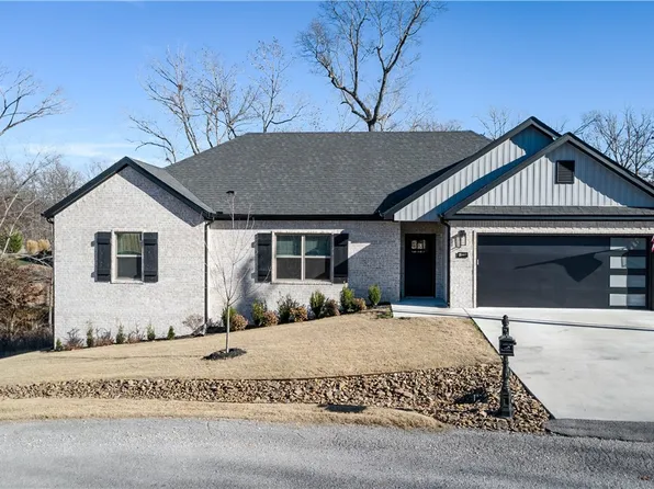 2 Anchinleck Cir, Bella Vista, AR 72715