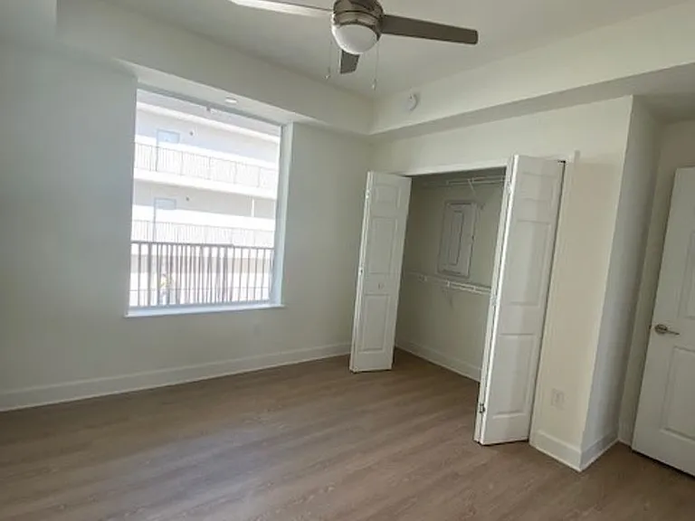 San Carlos Apartments — Photo 15