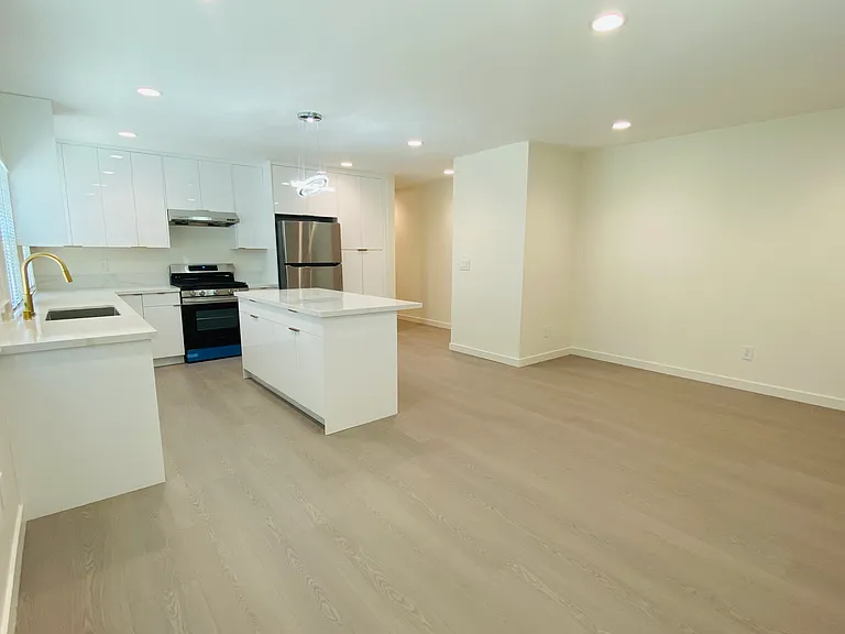 329 N Bushnell Ave — Photo 3