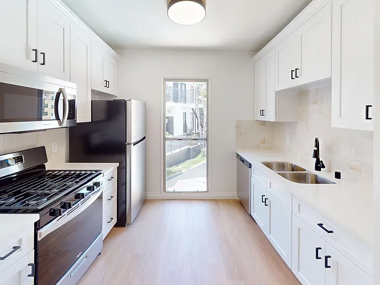 The Clair Manor Apts...Hollywood Hills...Fully Renovated...CALL NOW! — Photo 23