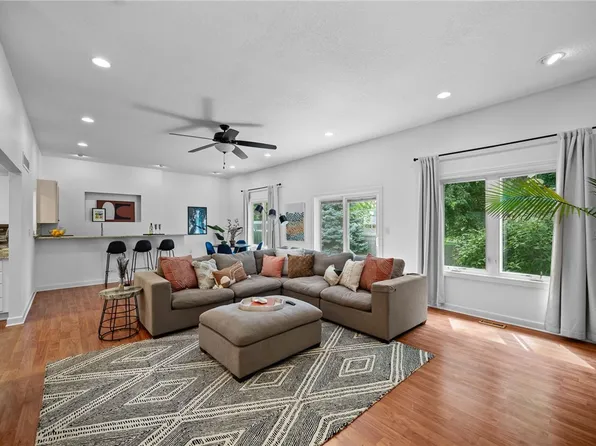 1175 S 50th Pl, West Des Moines, IA 50265