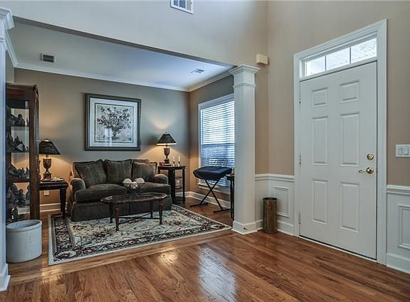 4th image of 413 Chatsworth Ct
