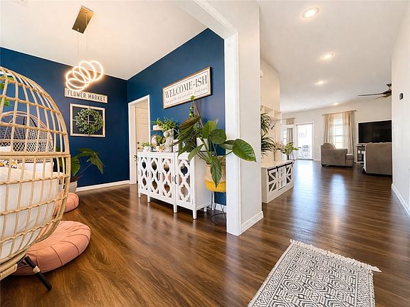 5th image of 299 Stoneridge Cir