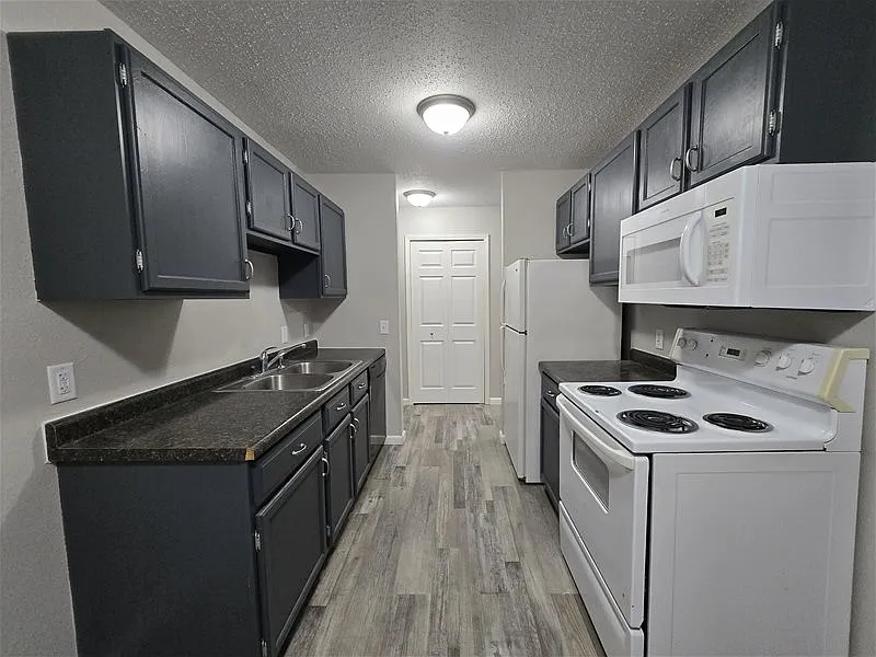 2 bed, 1.0 bath, 836 sqft, $995 — Photo 3
