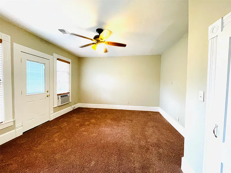229 E Saunders St — Photo 9