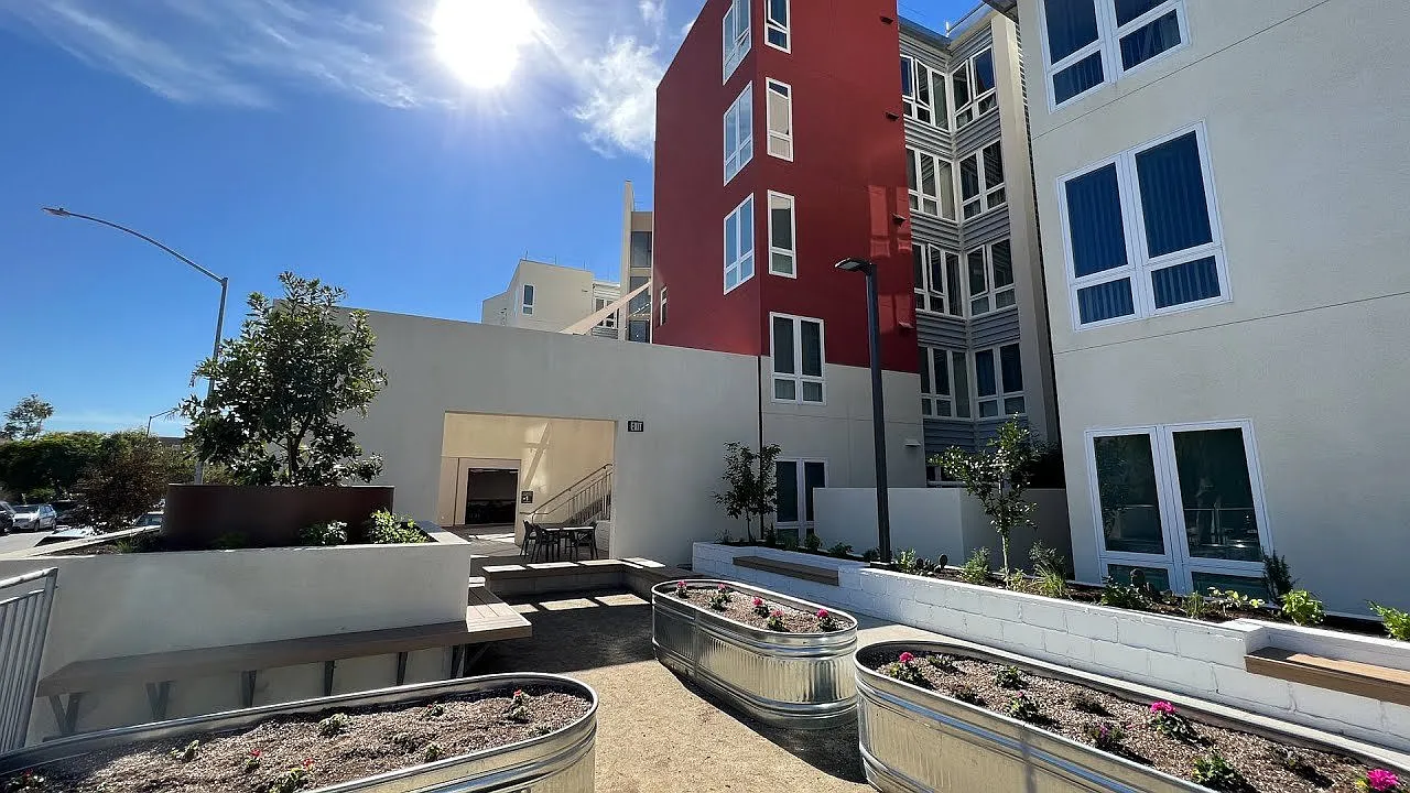 2 bed, 1.0 bath, $2,362 — Photo 2