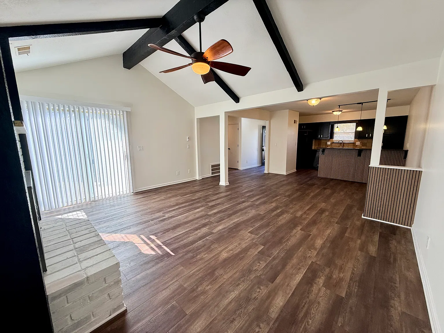 233 NE Bayview Dr — Photo 2