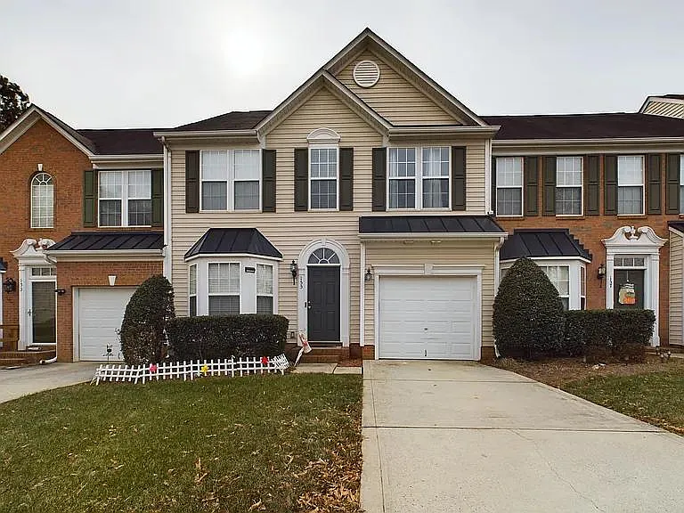 3 bed, 2.5 bath, 1908 sqft, $1,878 — Photo 2