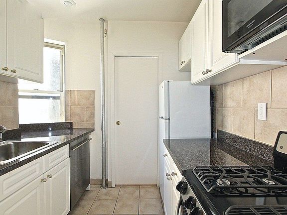 3rd image of 37 1/2 Saint Marks Pl APT E3