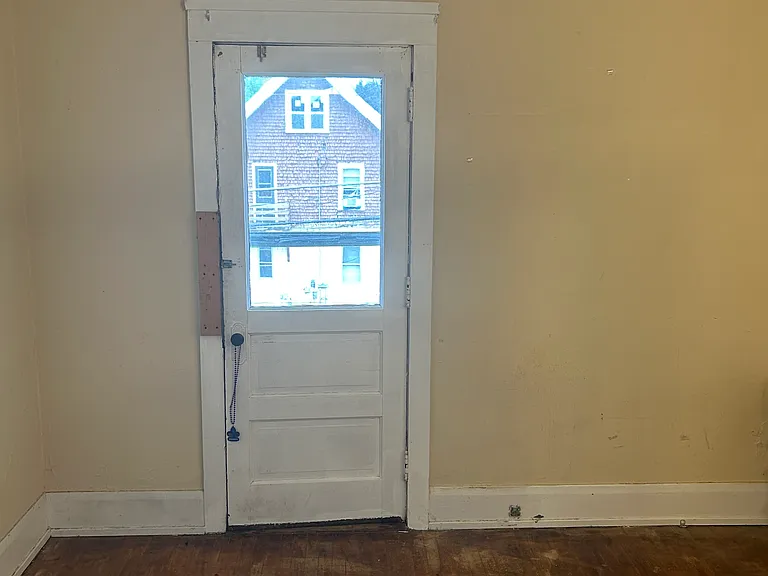 2925 N Farwell Ave — Photo 2