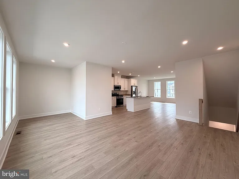 135 Heyford Dr — Photo 8