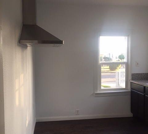 5th image of 1613 W 60th Pl