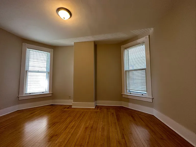 2 Bedroom-Brady St - Heat & Electricity Included — Photo 8