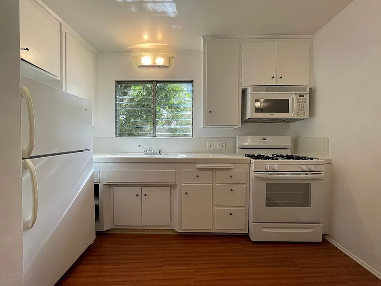 1152-1154 Poinsettia Place — Photo 4