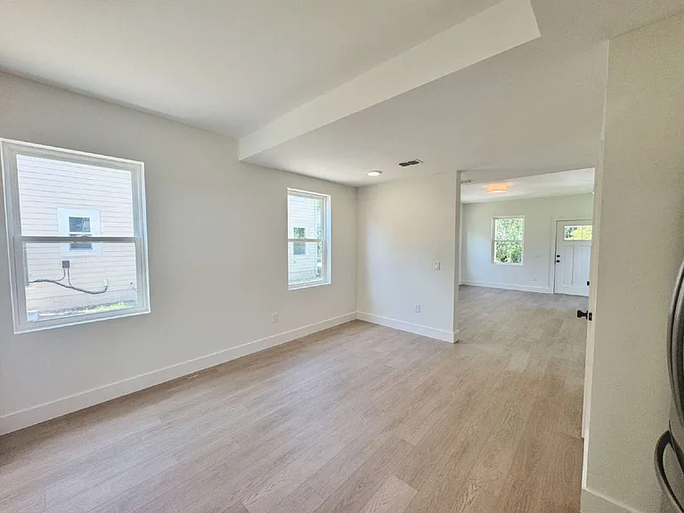 942 Alexander St — Photo 13