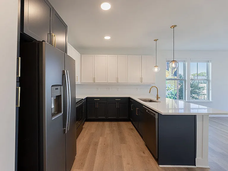 4 West — Photo 13