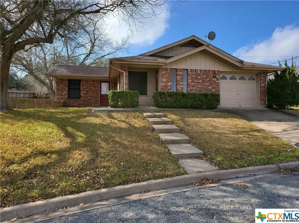 1204 Village Ln, Shiner, TX 77984