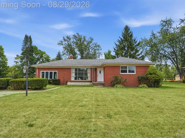 61305 Fairland Dr, South Lyon, MI 48178