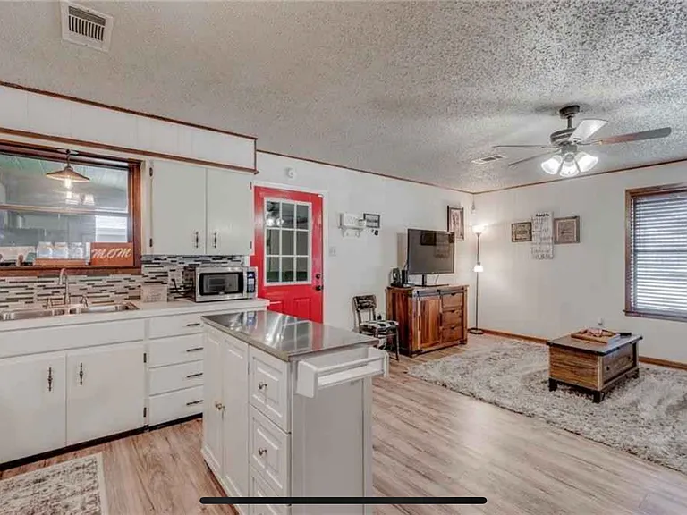 203 E Brier Ln — Photo 7