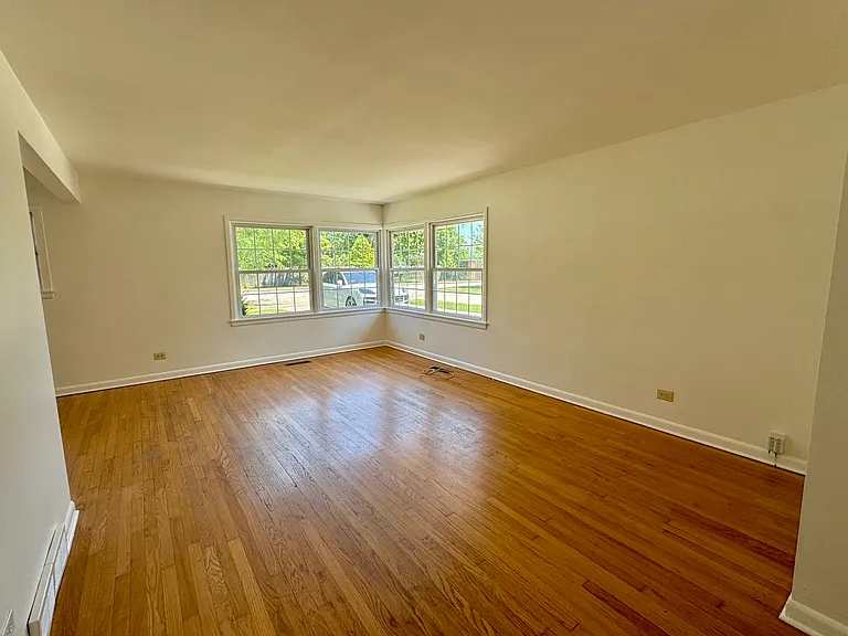 912 N Greenwood Ave — Photo 2