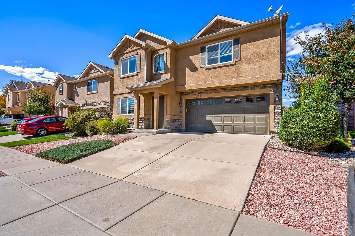 3 bed, 3.0 bath, 2266 sqft, $2,600 — Photo 1